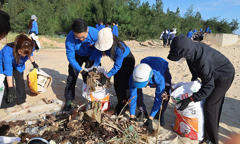 Ra quân làm vệ sinh môi trường tại các bãi tắm, khu du lịch ven biển
