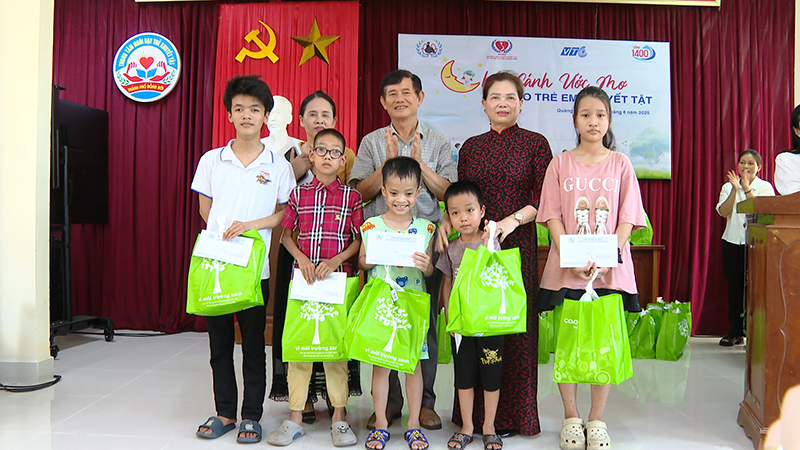 Trao học bổng cho học sinh khuyết tật