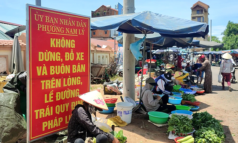 Cần xử lý tình trạng chợ lấn phố