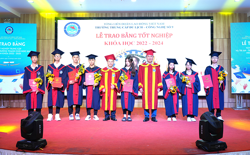 Trường trung cấp Du lịch-Công nghệ số 9: Trao bằng tốt nghiệp niên khóa 2022-2024