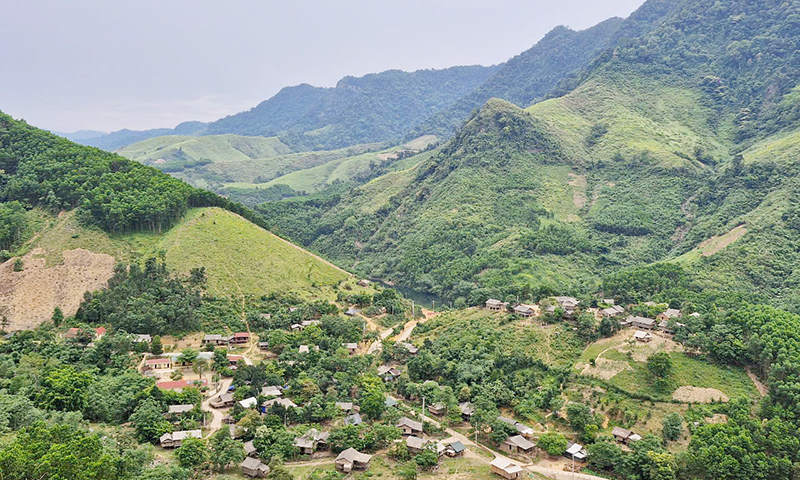 Cứu trợ bản Lòm
