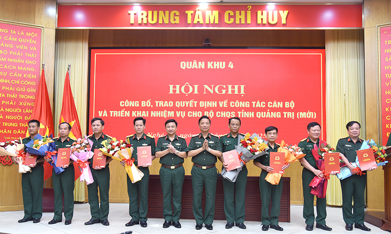 Quân khu 4: Công bố, trao quyết định về công tác cán bộ Bộ Chỉ huy Quân sự tỉnh Quảng Trị (mới)