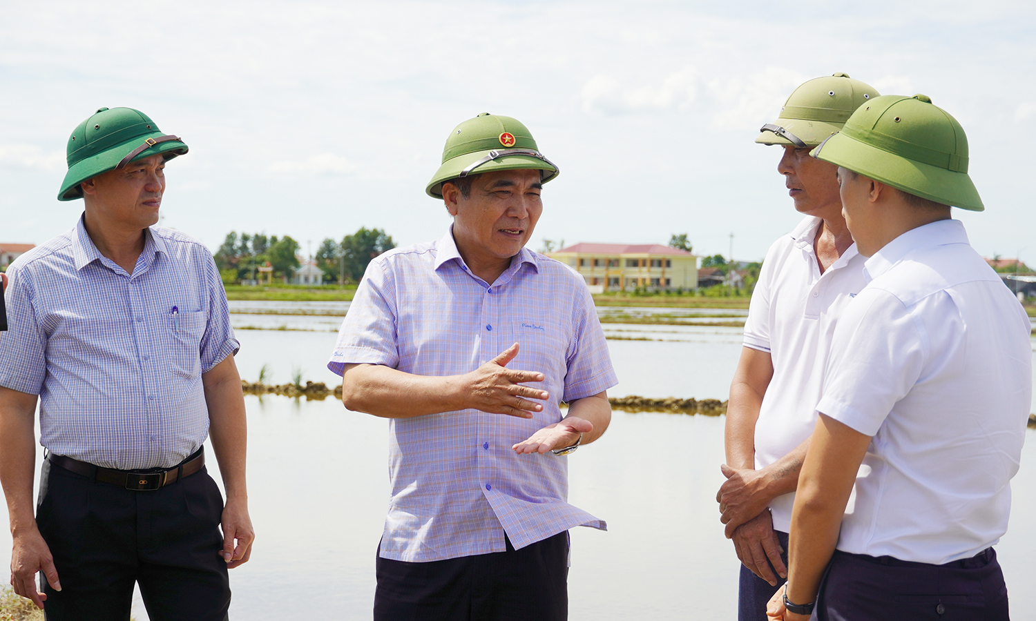 Nhanh chóng khôi phục sản xuất sau mưa lũ