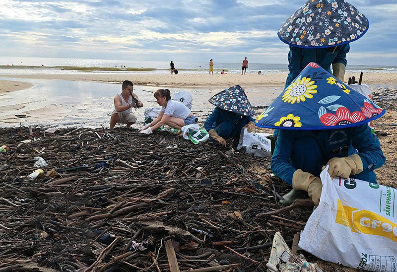 TP. Đồng Hới: Thu gom hơn 100 tấn rác thải tại bãi biển Nhật Lệ và Bảo Ninh