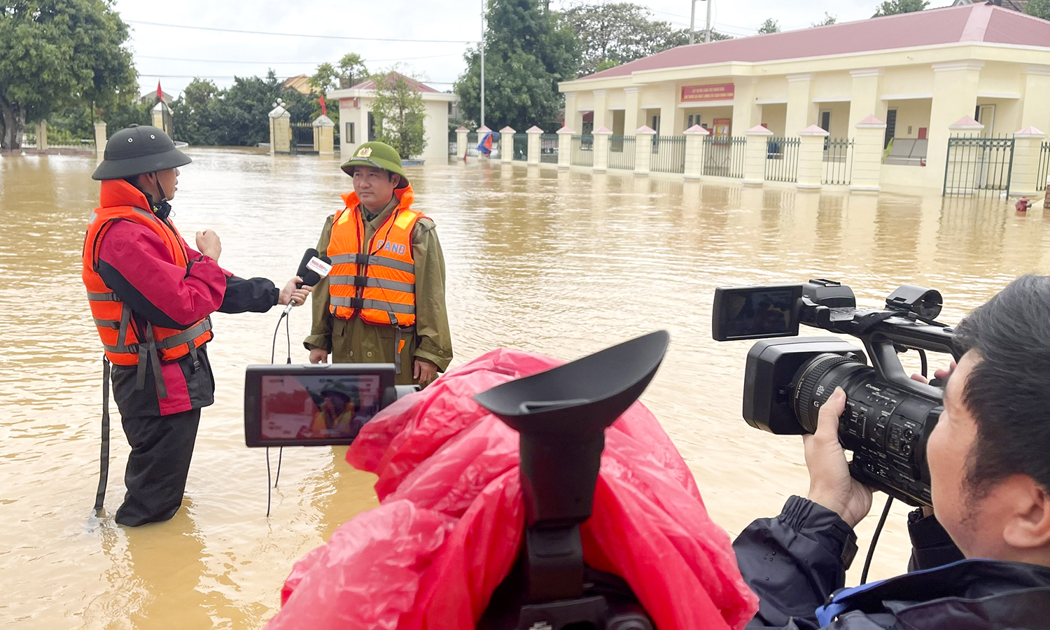 Chuyện người làm báo khoác áo lính