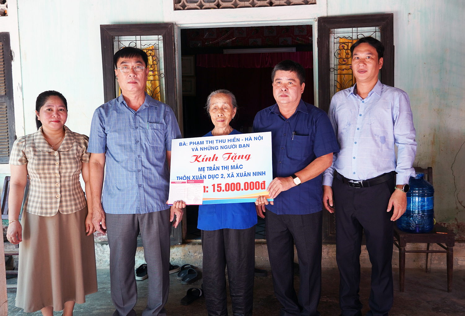 Trao sổ tiết kiệm cho cụ bà 32 năm cưu mang học sinh nghèo