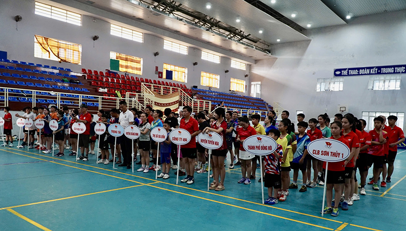 Khai mạc giải cầu lông, bóng bàn gia đình tỉnh Quảng Bình