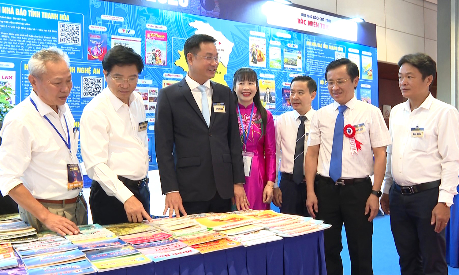 Đồng chí Bí thư Tỉnh ủy tham quan gian trưng bày báo chí Hội Nhà báo các tỉnh Bắc miền Trung