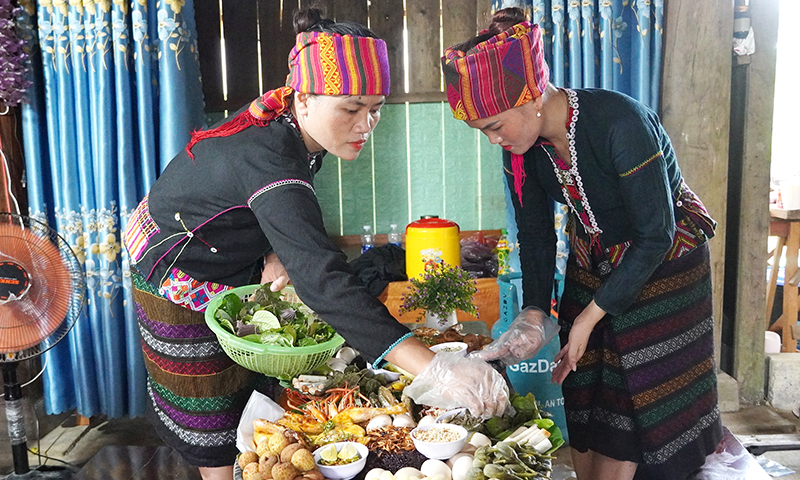 Cuộc thi văn hóa ẩm thực giữa các tổ hợp tác "Phát triển du lịch văn hóa cộng đồng Bru-Vân Kiều"