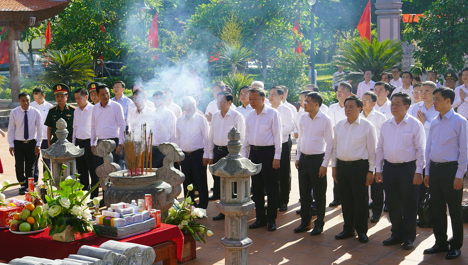 Đồng chí Tổng Bí thư Tô Lâm dâng hương tại Đền thờ Bác Hồ và các Anh hùng liệt sỹ tỉnh