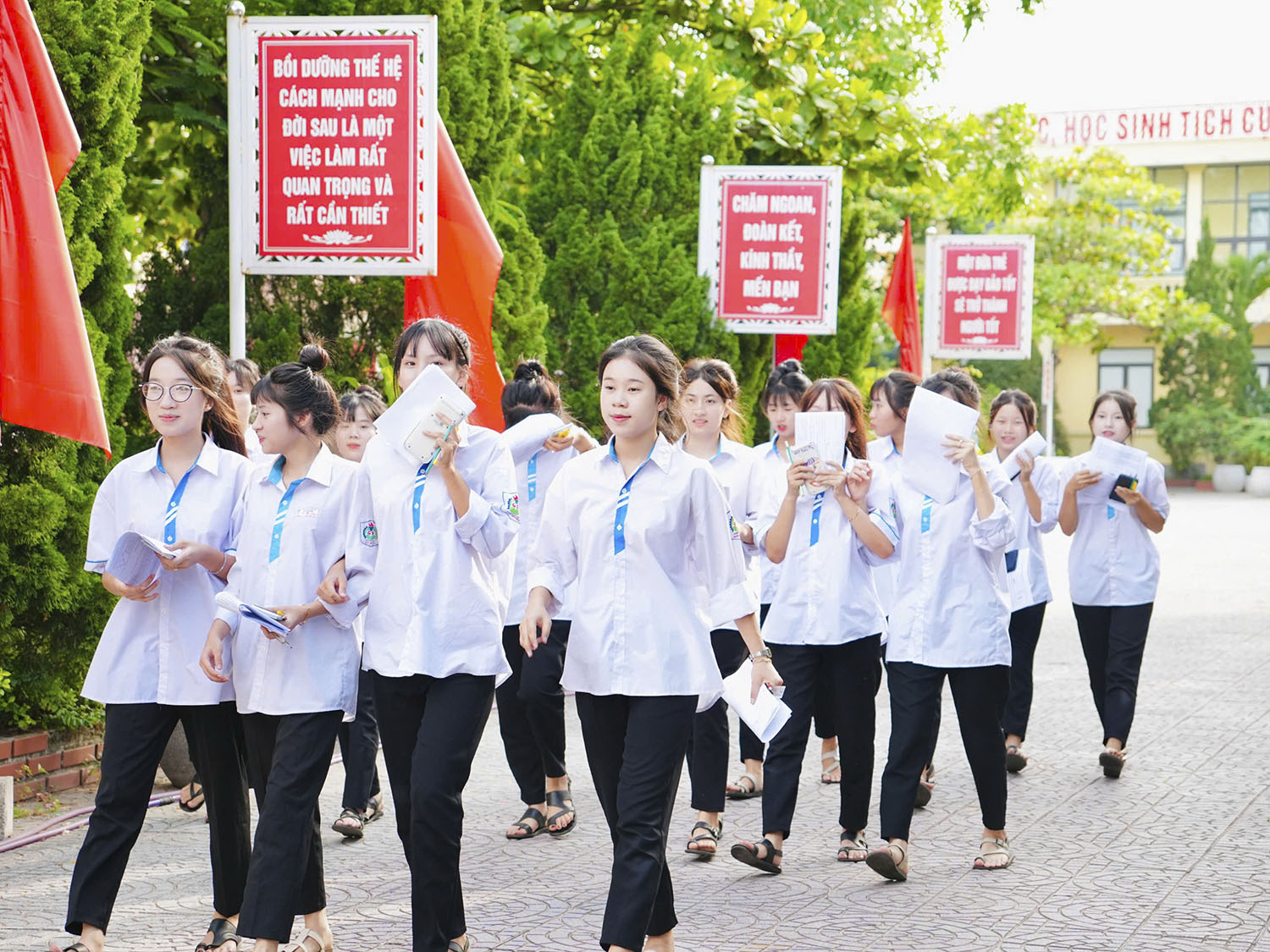 Ngày đầu thi tốt nghiệp THPT: Khởi đầu thuận lợi, thí sinh vững tin