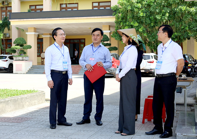 Đồng chí Phó Chủ tịch UBND tỉnh Hoàng Xuân Tân kiểm tra công tác coi thi THPT
