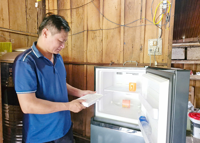 Tặng công trình điện năng lượng mặt trời cho điểm trường bản Dốc Mây